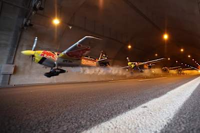 italiano Dario Costa vuela a través de los dos túneles de Çatalca en Estambul, Turquía, el 4 de septiembre de 2021.