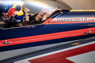 El italiano Dario Costa antes de volar por los dos túneles de Çatalca en Estambul, Turquía, el 4 de septiembre de 2021.