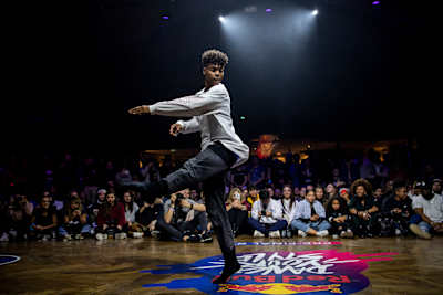 Le Cubain LMENT portant seulement des chaussettes au Red Bull Dance Your Style.