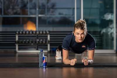 Une athlète fait une planche lors d'un entraînement de musculation.