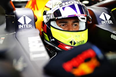 Sergio Pérez durante los test de pretemporada en Baréin, en marzo de 2020.