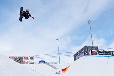 Snowboarderen Scotty James i halfpipen under et løb ved Laax Open.