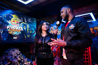 Le Français Mister Crimson donne une interview à Kayane pendant le Red Bull Kumite London.