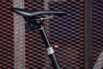 Dropper seatpost seen on the Scott spark bike.