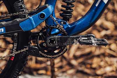 Le design de la suspension à pivot élevé Trek Session sur le VTT de Kade Edwards.