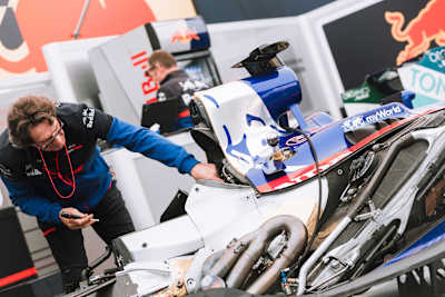 Mechanik pracuje z bolidem F1