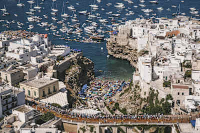 El público aplaude a los saltadores durante la tercera parada de las Series Mundiales de Red Bull Cliff Diving en Polignano a Mare, Italia, el 23 de julio de 2017.