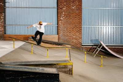 Jamie Foy skate dans une skatepark de Glasgow.