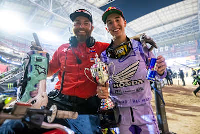 Hunter Lawrence świętuje podczas 05. rundy AMA Supercross Series 2022 na State Farm Stadium w Glendale, Arizona, USA, 05 lutego 2022 r.