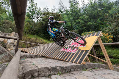 Downhill urbano é isso: correr em meio ao concreto e a natureza