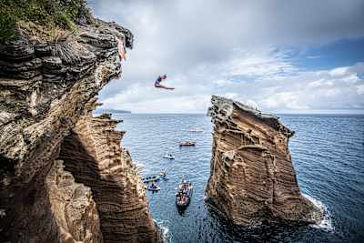 Rhiannan Iffland plonge lors de la quatrième étape des Red Bull Cliff Diving World Series 2019 à Sao Miguel, aux Açores, Portugal.