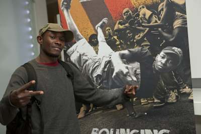 Abraham "Abramz" Tekya en la proyección de Bouncing Cats en Los Ángeles. 