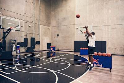 Кріс Метьюз, грає в баскетбол на майданчику The Dstrkt у Лос-Анджелесі, Каліфорнія, США, 31 січня 2022 року.