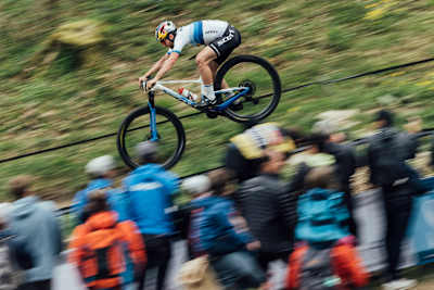 Lars Forster galleggia con le sue sospensioni da 120 mm