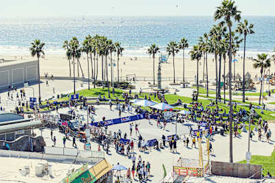 Teilnehmer des Basketball-Turnier Red Bull 3X spielen auf einem Basketball Platz in Venice Beach, Kalifornien, um den Einzug in die nächste Runde.
