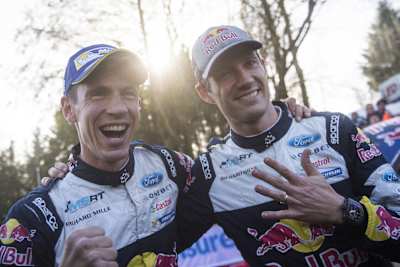 Sebastien Ogier i Julien Ingrassia świętujący zdobycie tytułu mistrza świata WRC 2017