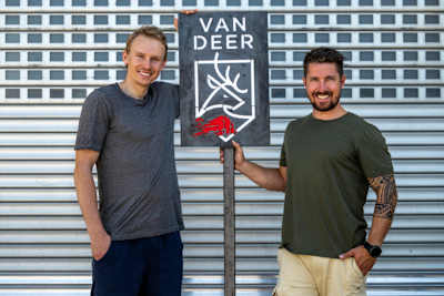 Marcel Hirscher avduker VAN DEER - Red Bull Sports sin ferske logo sammen med Henrik Kristoffersen i Østerrike 30. juni, 2022. 