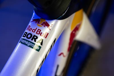 Detalle de la marca en el cuadro de la bicicleta Red Bull - BORA - hansgrohe Specialized S-Works.