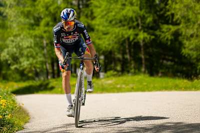 Primož Roglič auf dem Rennrad während eines Shootings zur Einführung von Red Bull-BORA-hansgrohe im Juni 2024. 