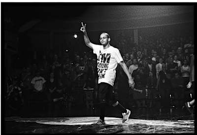 Lilou posa para una foto con el cinturón de campeón del Red Bull BC One.