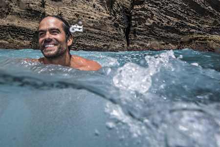 Orlando Duque swimming and smiling