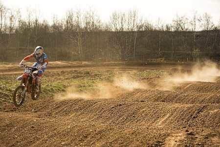 Conseils pour bien débuter en motocross : Cherchez la piste de motocross la plus proche.