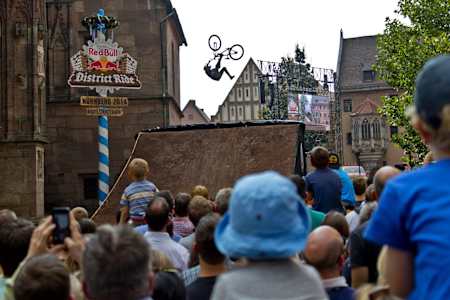 Tomas Lemoine de Francia se presenta durante las finales del Red Bull District Ride 2014 en Nuremberg, Alemania, el 6 de septiembre de 2014. 