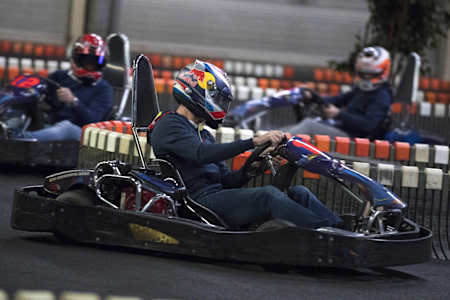 Des pilotes s'affrontent lors d'une course de karting.