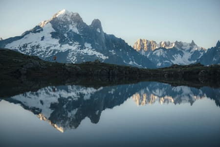 Ryan Sandes s'entraîne devant un lac et des montagnes.