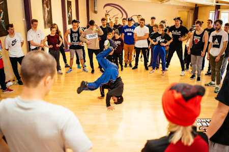 Victor, miembro del BC One All Star, muestra sus movimientos en un cypher mientras importe un taller en Cracovia.