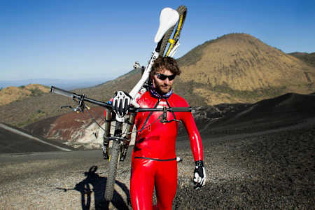 Le cycliste Markus Stöckl sur le volcan Cerro Negro.