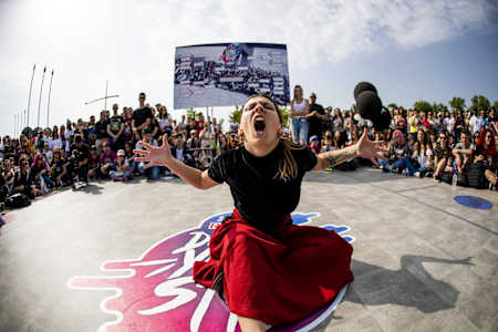 Eine Tänzerin gibt alles bei der Vorauswahl für Red Bull Dance Your Style in Thessaloniki, Griechenland 2018.