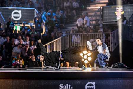 Uzee Rock se prepara a girar apoyado en su codo.