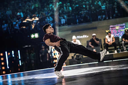 Lil Zoo se mantiene con una pierna antes de bajar al suelo.