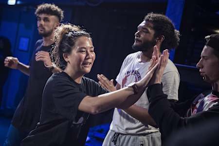 Dey Dey dá instruções a um aluno no Red Bull BC One Camp na Holanda