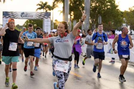 Atleta corre durante a Wings for Life World run em Florida, USA