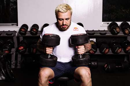 ハンドオフのパワーを高めるために腕と胸を鍛えている