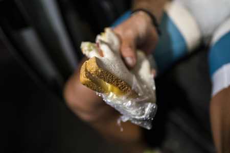 ライディング中でも手軽に食べられるサンドウィッチはサイクリストの味方