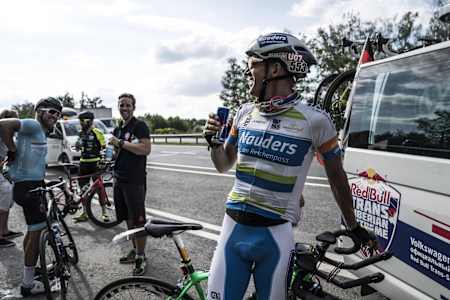 炭水化物を含んだレッドブル・エナジードリンクはロングライドの栄養補給に最適