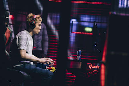 Bonchan using an arcade stick at Red Bull Kumite 2017