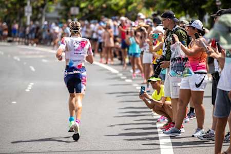 Lucy Charles-Barclay lidera la carrera de las mujeres.
