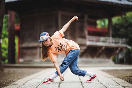 Dassy baila en un parque japonés.