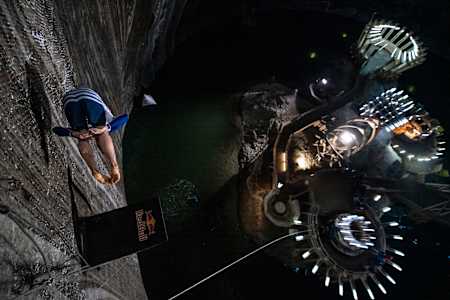 Constantin Popovici sare de pe platforma special construită în Salina Turda