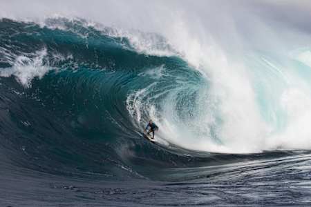 El surfer de grandes olas, Mark Mathews, en Shipstern Bluff, Australia.