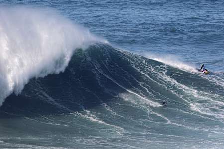 Kai Lenny durante ondulação histórica em Nazaré