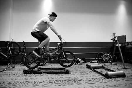 Twan Van Gendt treina no rolo livre