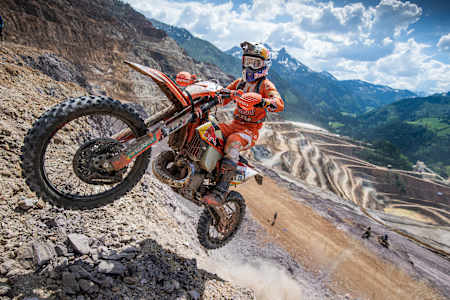 Taddy Błażusiak w goglach Scott Prospect wlatuje podjazd