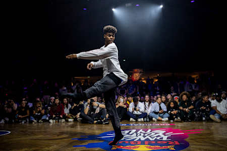 Le Cubain LMENT portant seulement des chaussettes au Red Bull Dance Your Style.