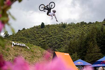 Timothe Bringer se presenta en Maxxis Slopestyle en Crankworx en Rotorua, Nueva Zelanda, el 7 de noviembre de 2021. 