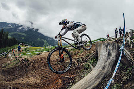Eddie Masters fährt mit seinem Mountainbike beim UCI Mountain Bike Downhill World Cup Leogang.